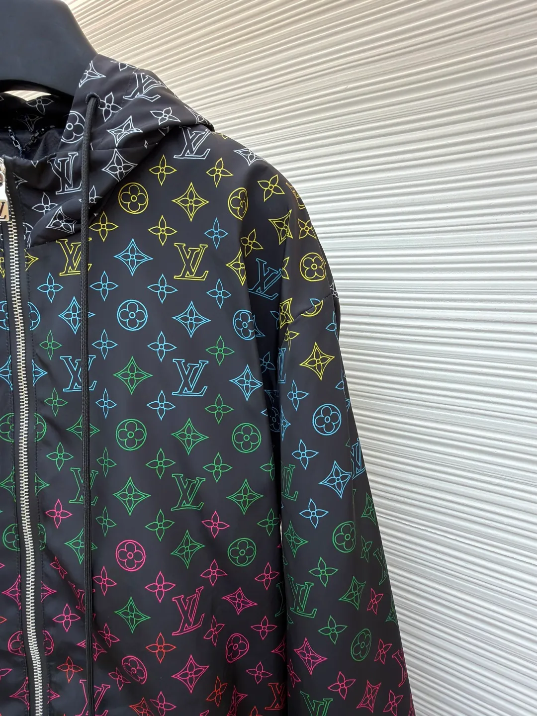 LOUIS VUITTON gradient logo jacquard jacket ●Original version: purchased and developed at 23099 ●Item number: 1680984-B25 ●Fabric: windproof technical fabric ●Technology: jacquard production ●Version: fitted version ●Weight: about 420 grams ●Size: S-M-L-XL ●Description: The whole piece of clothing was purchased for 23,900 ZP and disassembled. It is made of custom windproof jacquard technical fabrics and imported from Italy. It is decorated with Monogram printing throughout to render a subtle gradient effect. The placket is molded to customize the LV hollow letter zipper, the hooded drawstring design is molded to the hem, and the hem is molded to customize the LV letter logo adjustment buckle. It is truly a 1:1 copy. The overall wiring is straight and delicate, the fabric is comfortable and soft, and the color is consistent without color difference. It can be matched with the same style to create a fashionable look and control various occasions. Customized accessories, complete with three standards, same style for men and women!